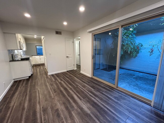 Foto del edificio - Move-In-Ready two-story townhome located o...