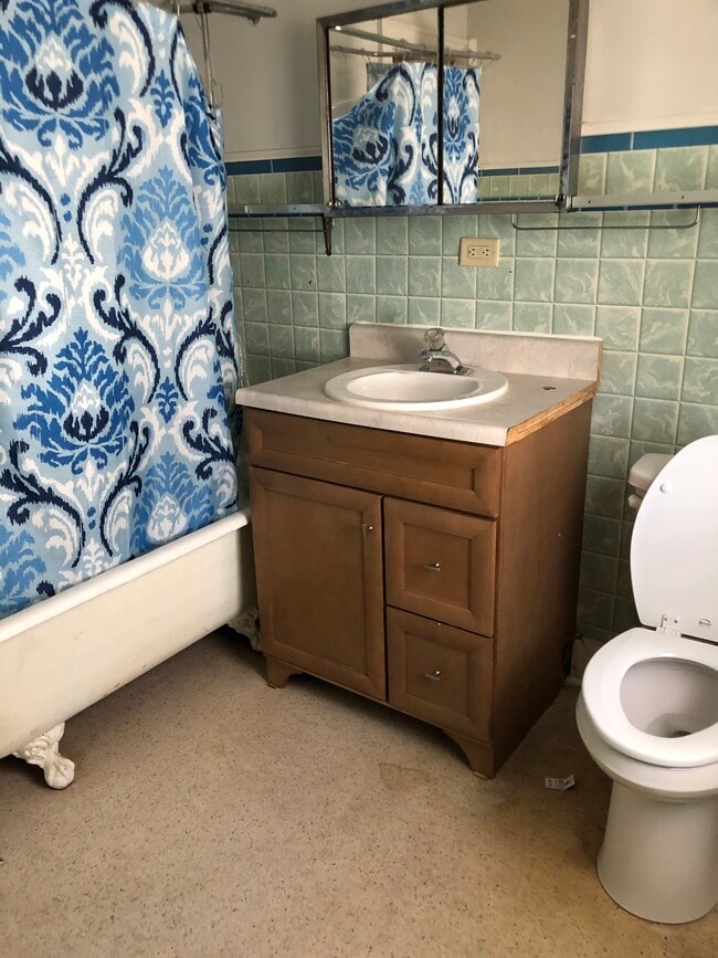 Bathroom - 711 N 30th St