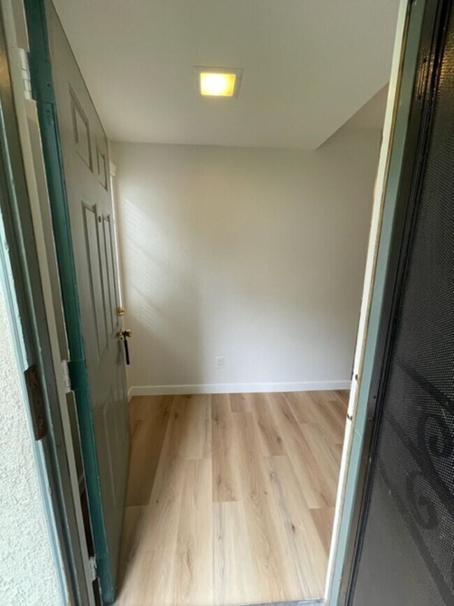 Foto del edificio - Large 2 Bedroom, 2 Bath Condo with 2 Parki...