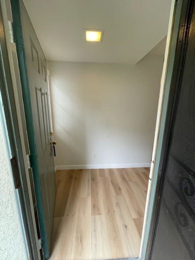 Foto del edificio - Large 2 Bedroom, 2 Bath Condo with 2 Parking and Community Pool