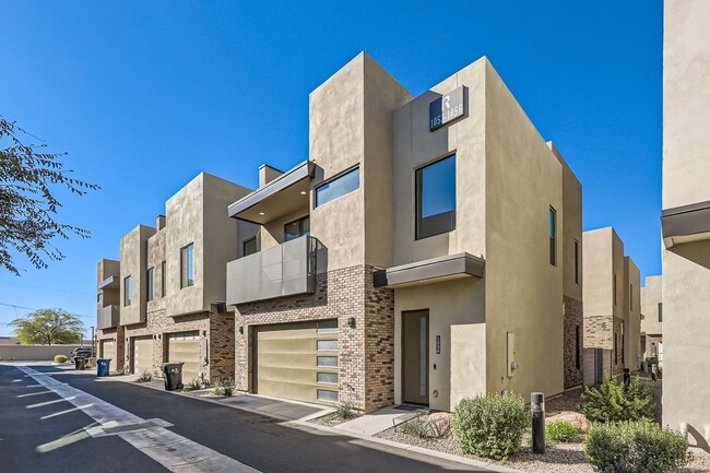 Foto del edificio - Gorgeous townhome in gated community-fully...