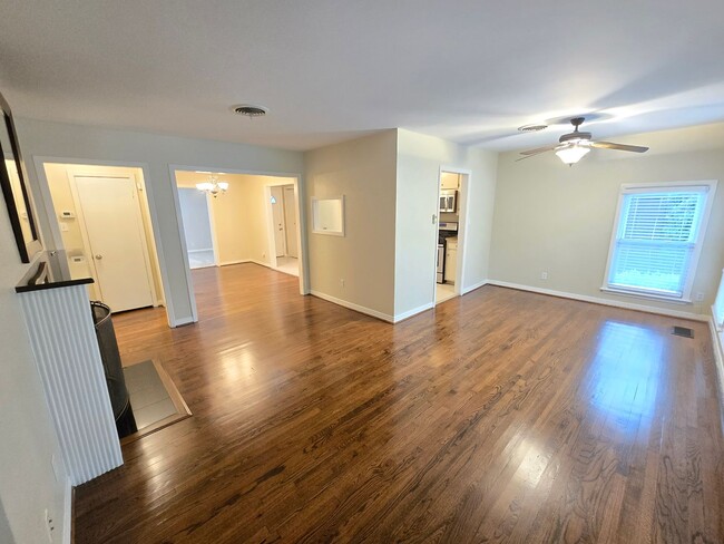Building Photo - Midway Hollow 3 bed/2 bath Cottage Style Home