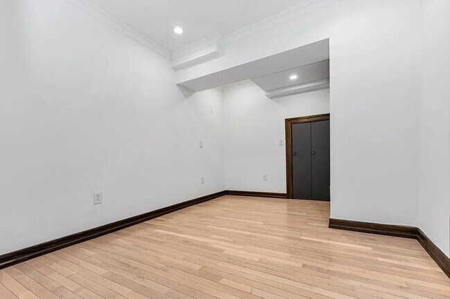 Building Photo - 121 E 37th St