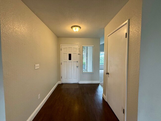 Foto del edificio - Single story home with vaulted ceilings!