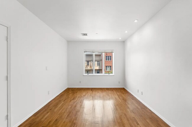 Foto del edificio - 357 W 15th St