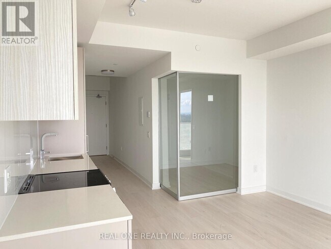 Photo du bâtiment - 3900-3900 Confederation Pkwy