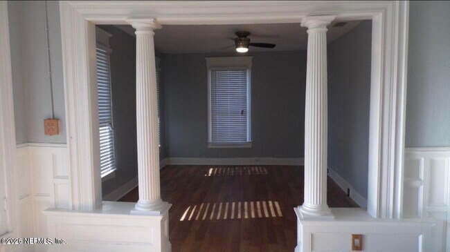 Foto del edificio - 1709 W 45th St