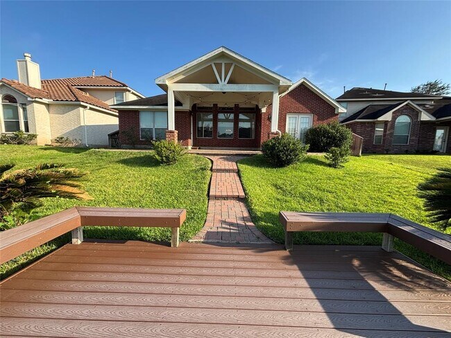Foto del edificio - 3726 Golden Shores Dr