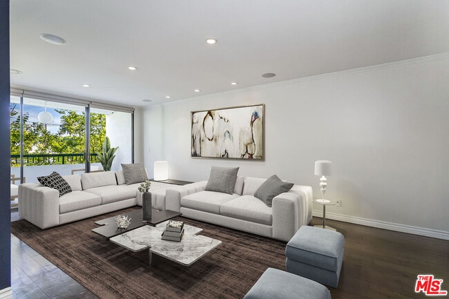 Building Photo - 906 N Doheny Dr