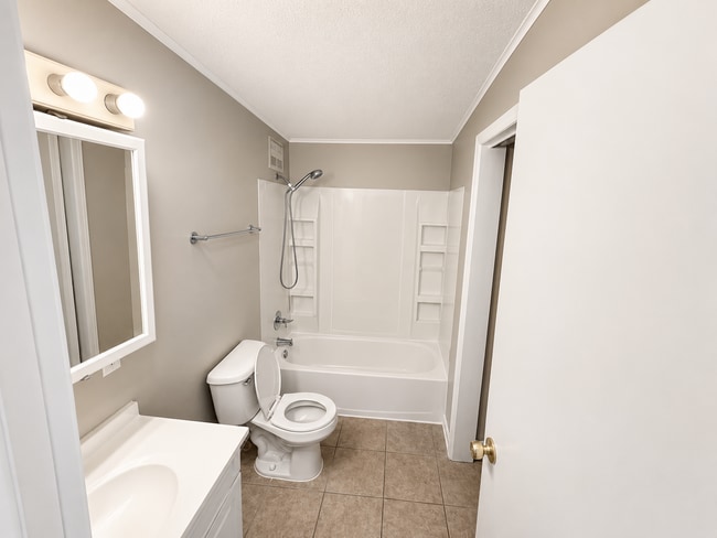 Building Photo - 2505 Maplewood Dr