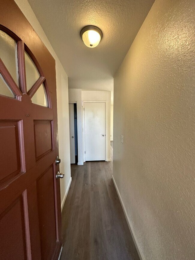 Foto del edificio - 2631 Dobbins Ln