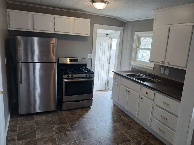 Foto del edificio - Coveted Beaverdale Bungalow