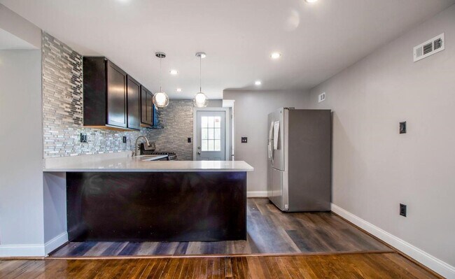 Foto del edificio - Spacious, Sunlit, 3 BR, 3BA Detached Home ...