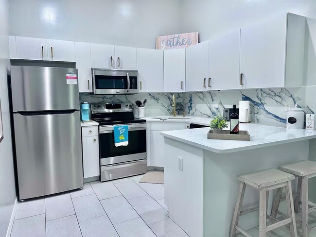 Foto del edificio - 1724 NE 8th Pl
