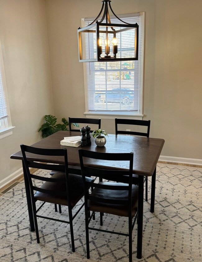 Comedor - 202 Huntington Ln