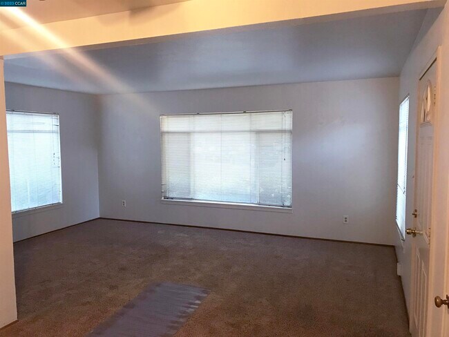 Building Photo - 2751 Gill Dr