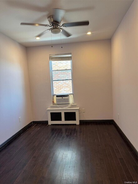 Foto del edificio - 7305 Metropolitan Avenue