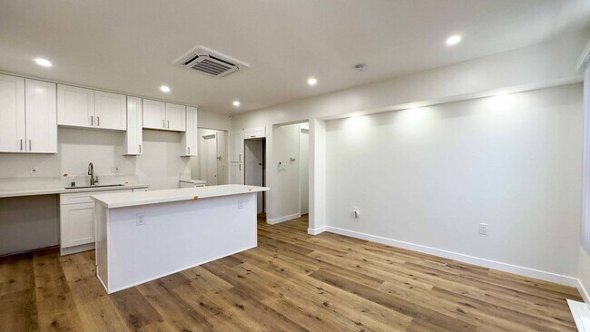 Foto del edificio - 126 E 3rd St