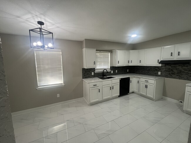 Foto del edificio - 808 Cherry Laurel Ln