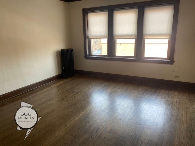 Building Photo - Belmont Cragin Apts Available!