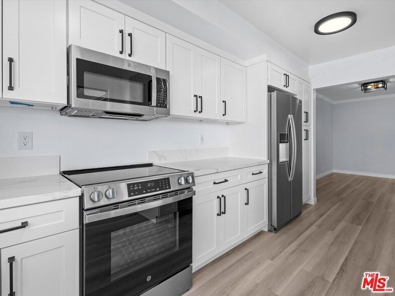 Foto principal - 7949 Selma Ave