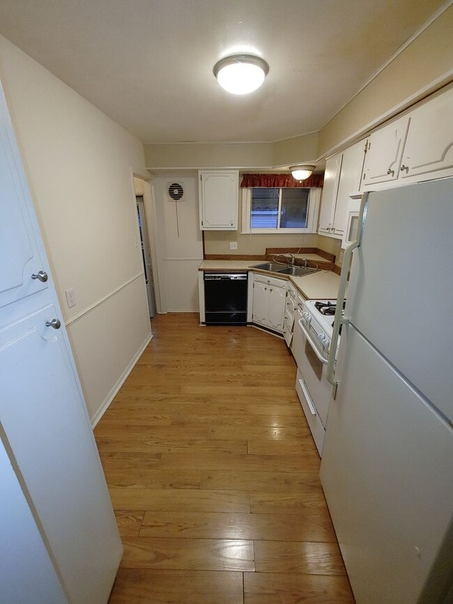 Building Photo - REDFORD: 3 Bed Ranch with Finished Basement
