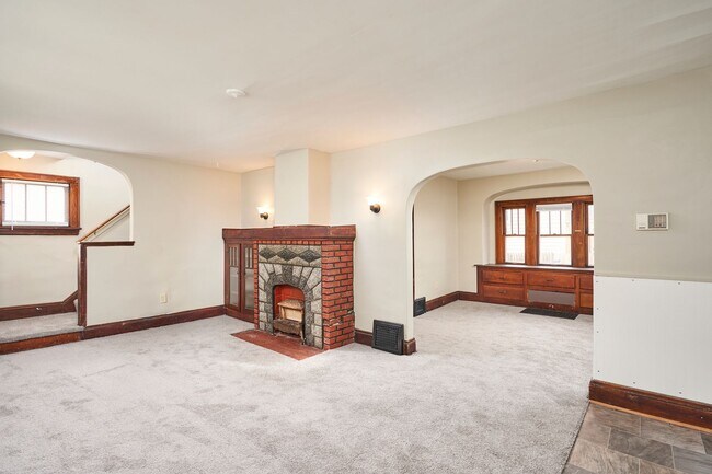 Building Photo - Beautifully remodeled 3 bed 1 bath colonia...