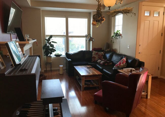 Foto del edificio - Beautiful 3 Bedroom, 2.5 Bath Spacious End...