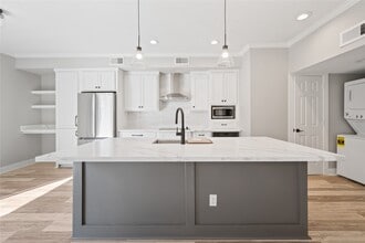 Building Photo - 2113 Lake Village Dr