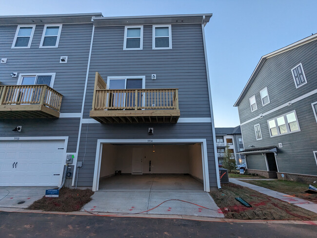 Building Photo - Room in Townhome on Memorial Pkwy