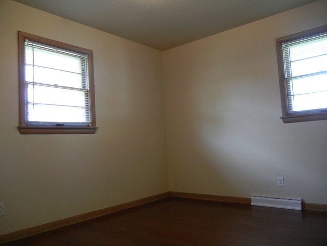 Building Photo - 3020 N Rockton Ave
