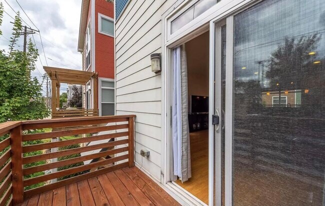 Building Photo - 722 Starkweather Ave