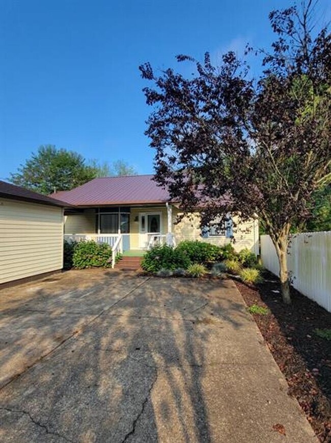 Foto del edificio - River Front! 3 Bedroom/2 Bathroom Home on the Elk River. Beautiful views. 2-Car Garage.