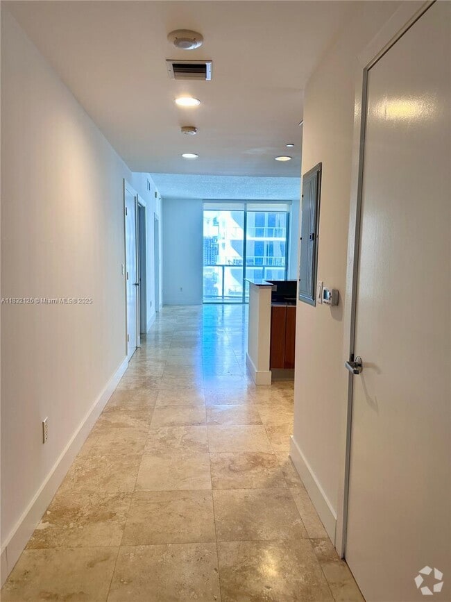 Building Photo - 1060 Brickell Ave