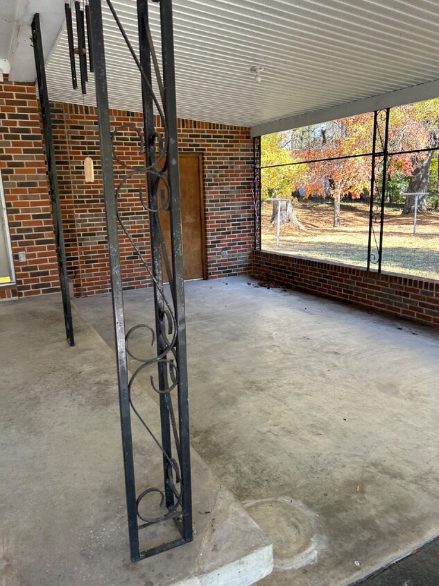 Building Photo - "Charming 3-Bed Home with  Hardwood Floori...