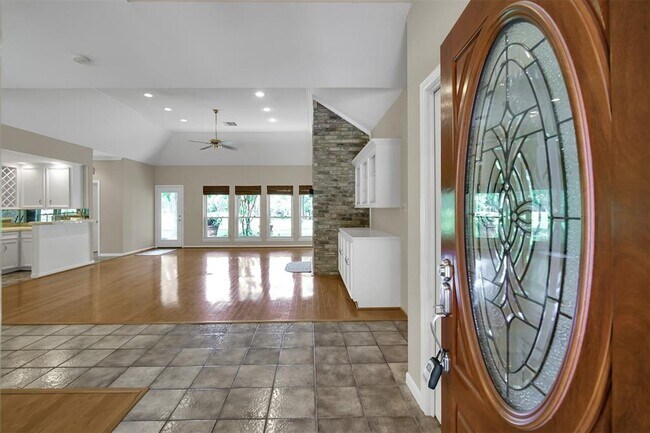 Foto del edificio - 3303 Pine Chase Dr