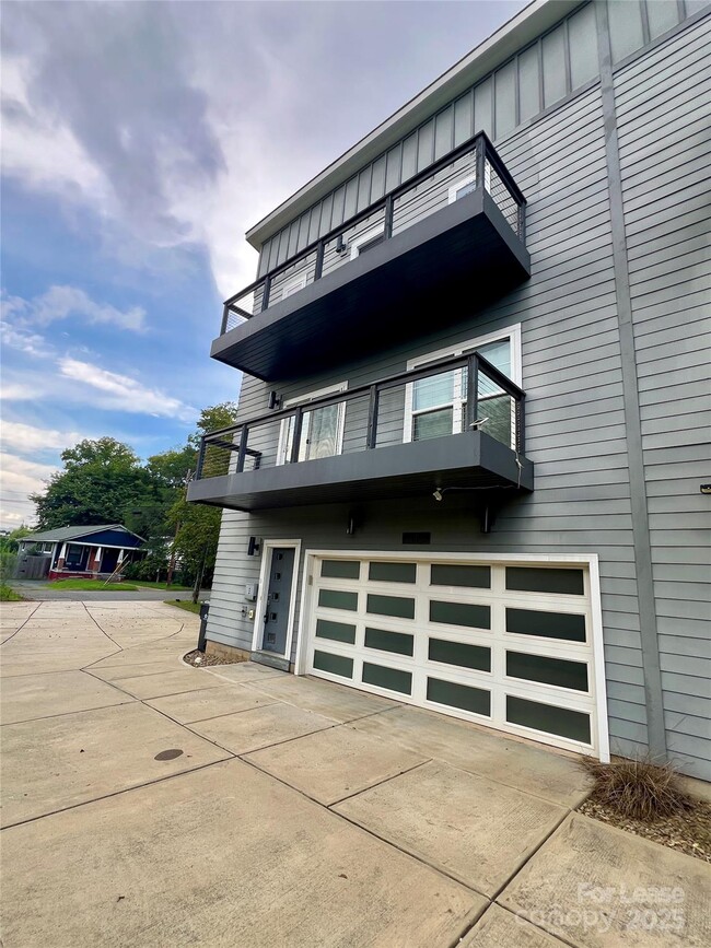 Building Photo - 1106 N Alexander St