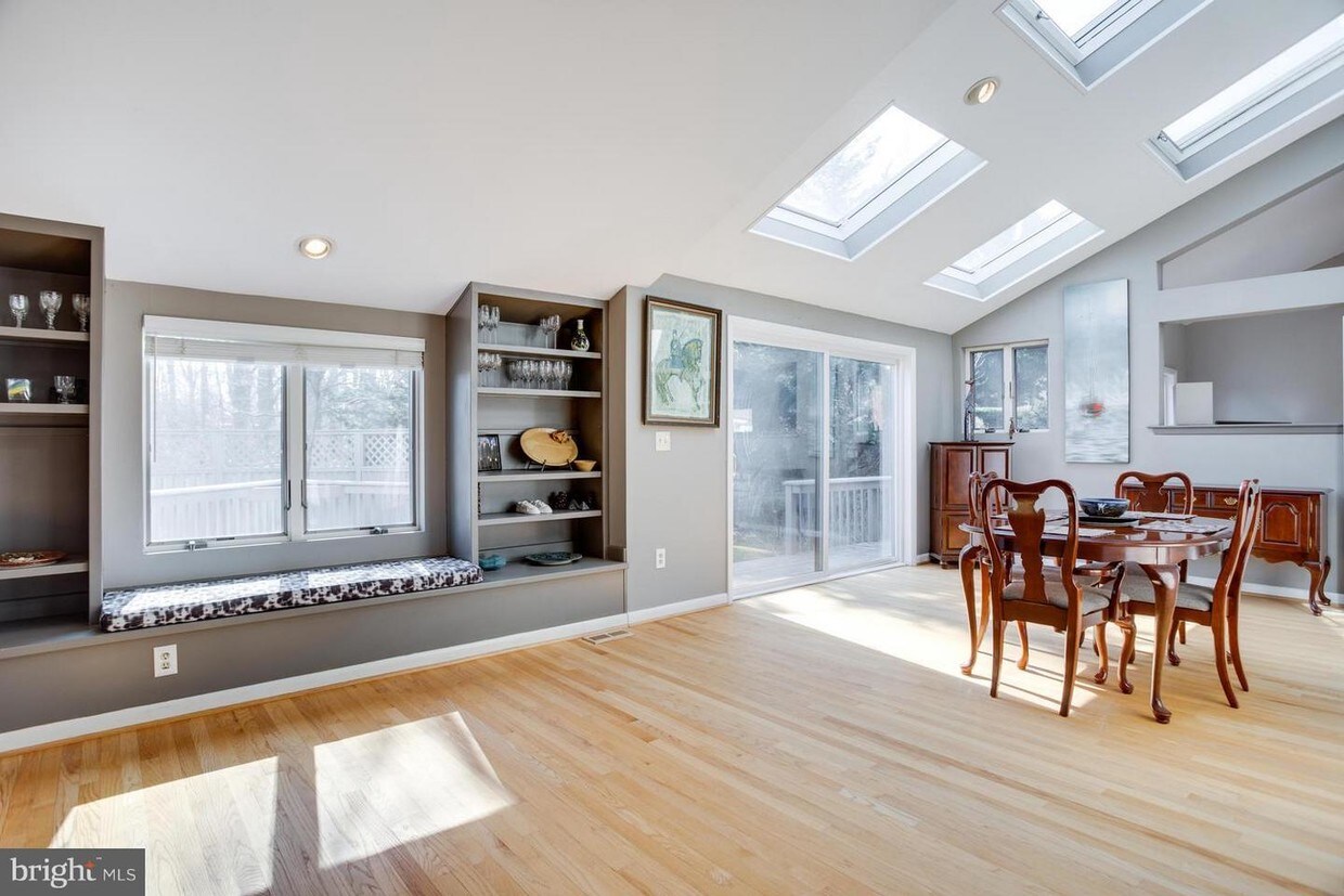 Primary Photo - 1080 Carriage Hill Ct