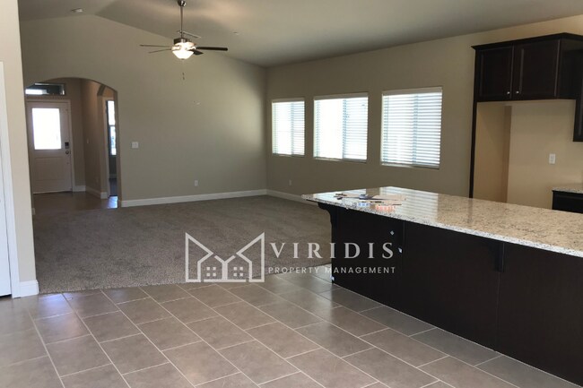 Foto del edificio - 5901 Blue Spruce Ave