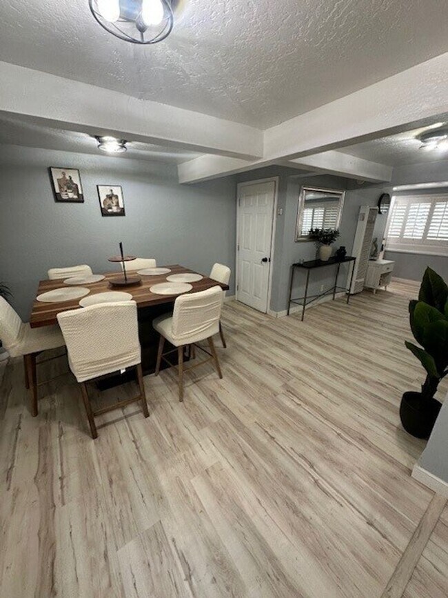 Foto del edificio - Nicely renovated 2Bd 2Ba house with large yard and pet friendly!! Available for a seasonal rental...