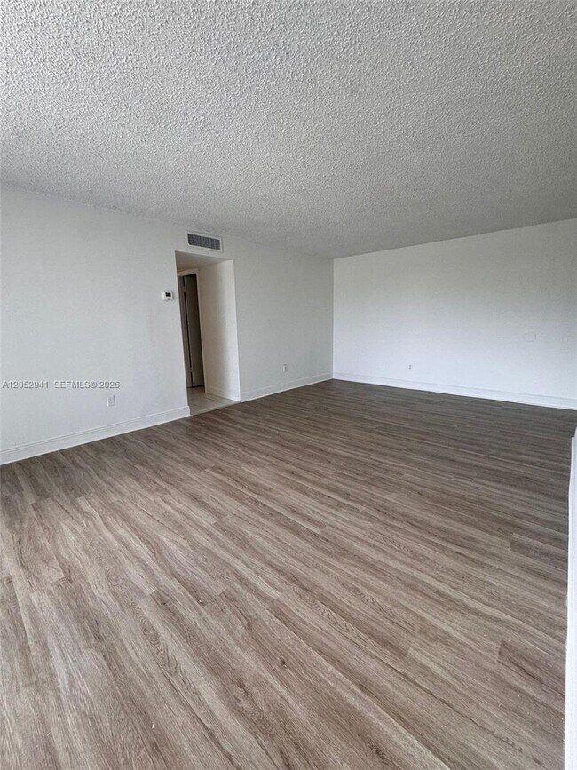Foto del edificio - 488 NW 165th St