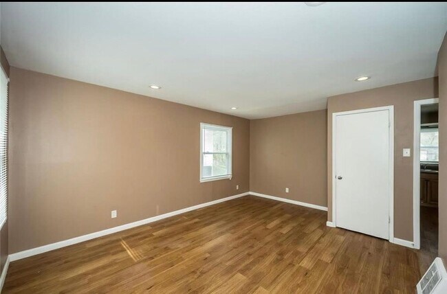 Foto del edificio - 325 Caithness Rd