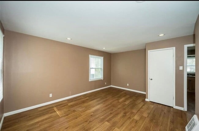 Photo - 325 Caithness Rd House