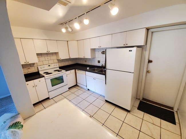 Building Photo - 9405 Bay Colony Dr