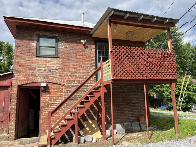 Building Photo - 402 1/2 W Pine St