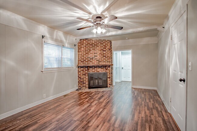 Building Photo - 3 Bedroom 2 Bathroom Home  Near Downtown G...