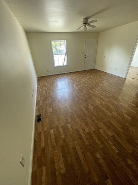 Foto del edificio - 261 Bayless St