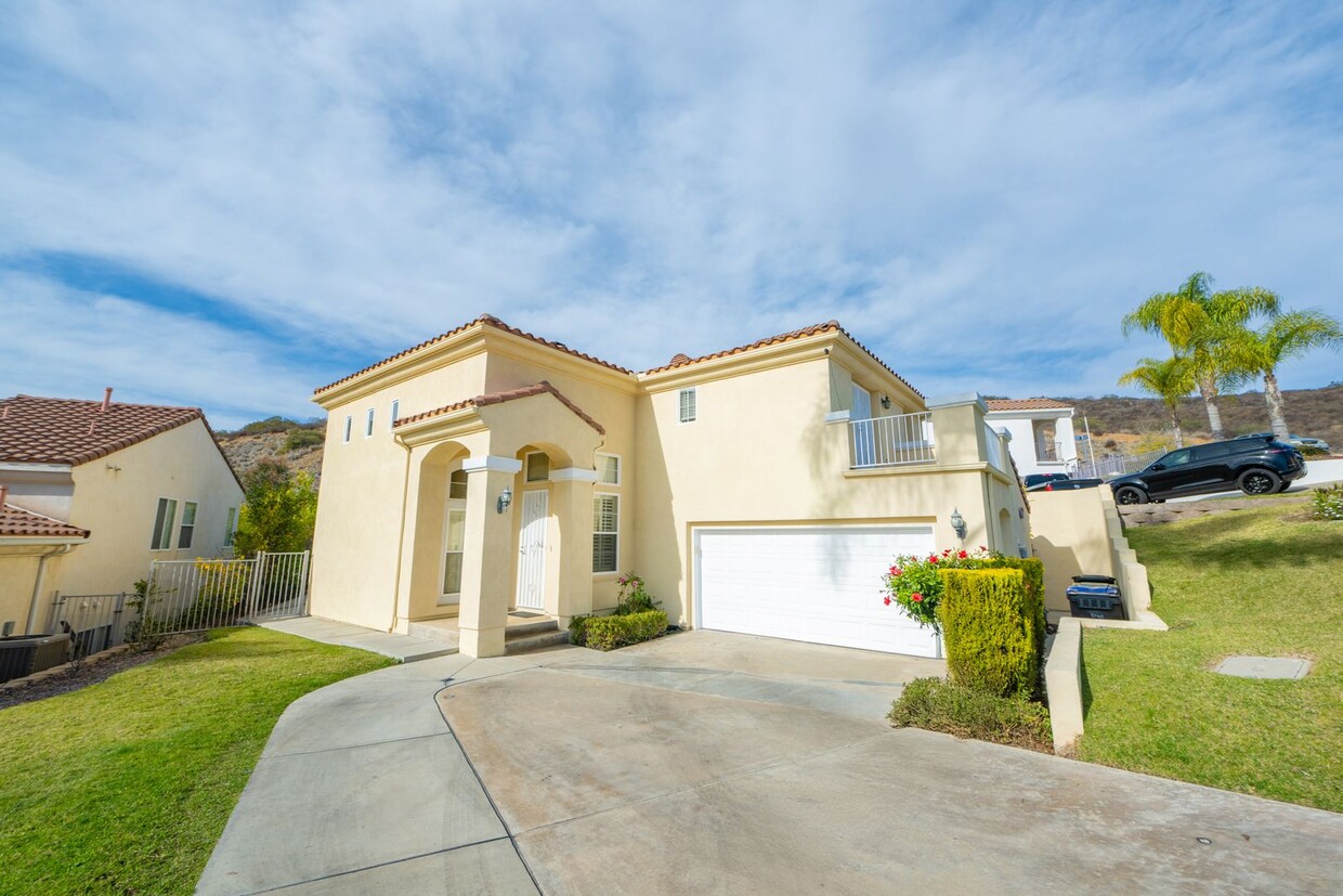 Foto principal - Beautiful All Remodeled 4 Bedroom Estate!