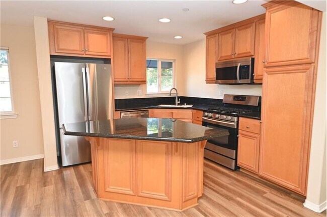 Building Photo - 4035 Bluff View Way