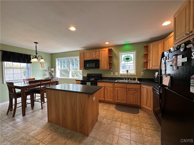 Foto del edificio - 737 Sleepy Hollow Rd